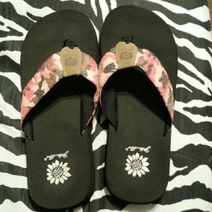 Pink camo Yellow Box flip flops